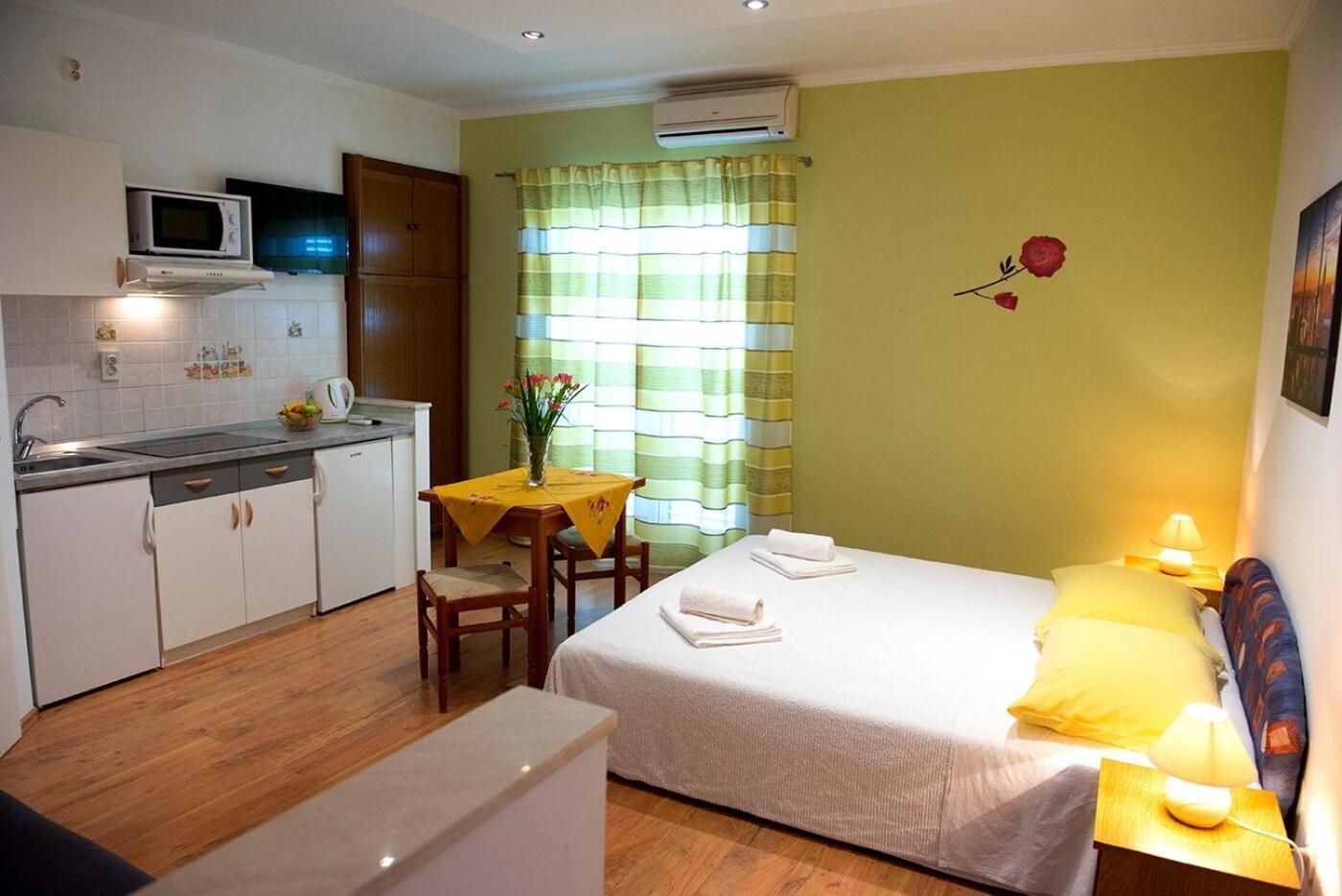 Apartments And Rooms Robi Podstrana Exterior foto